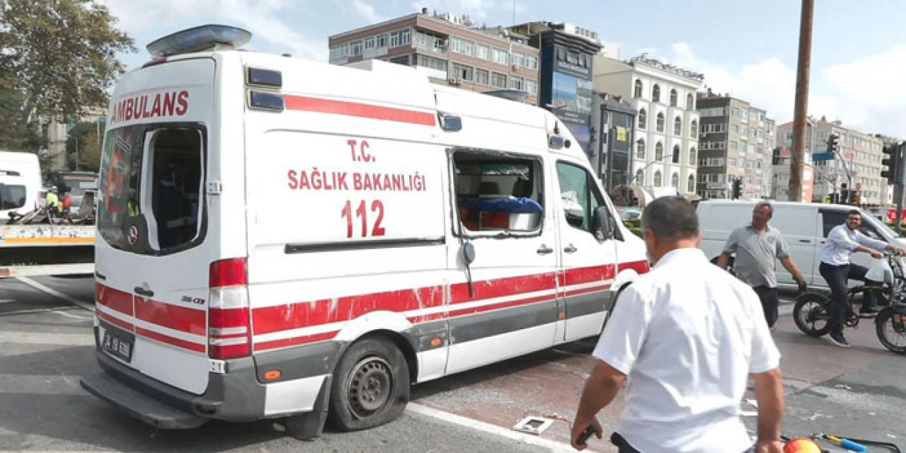 İçinde hasta olan ambulans devrildi: 3 yaralı