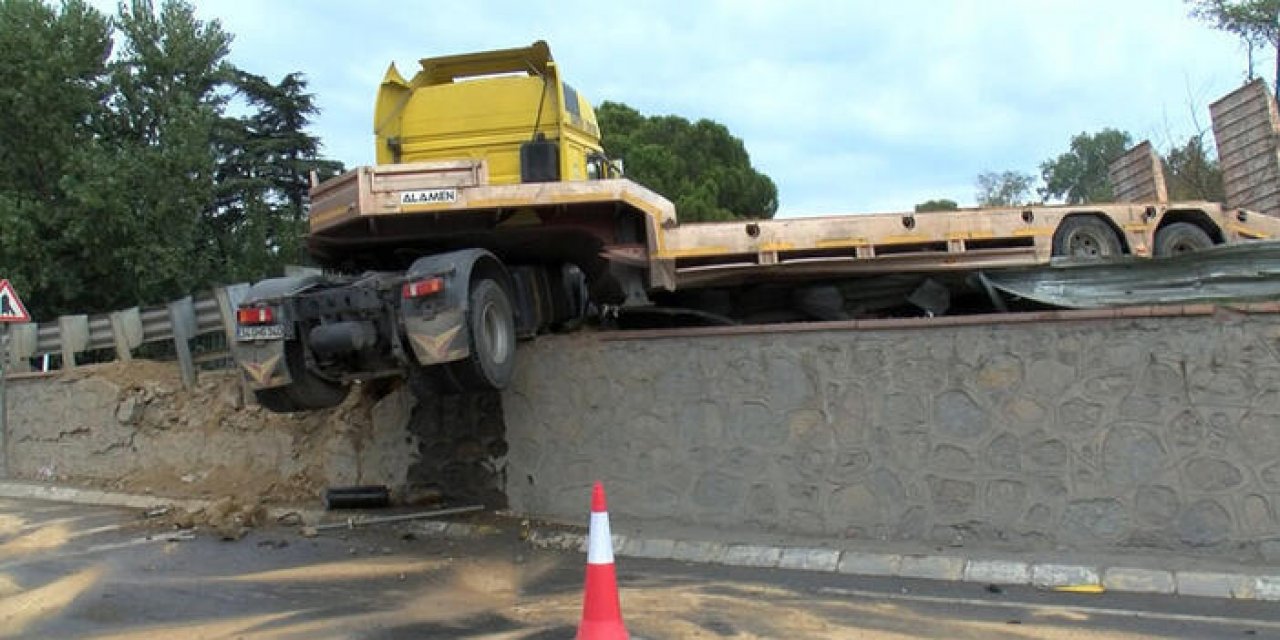 Virajı alamayan TIR bariyerlere asıldı