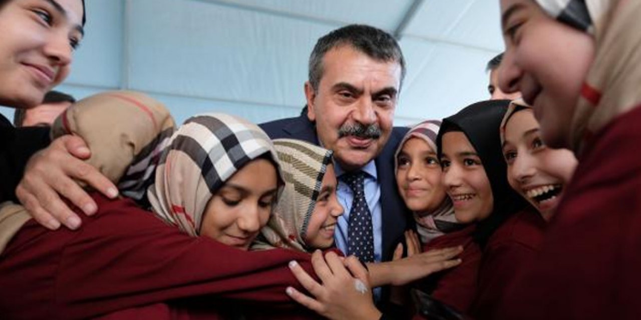 Bakan Tekin 30 halı sahanın toplu açılış törenine