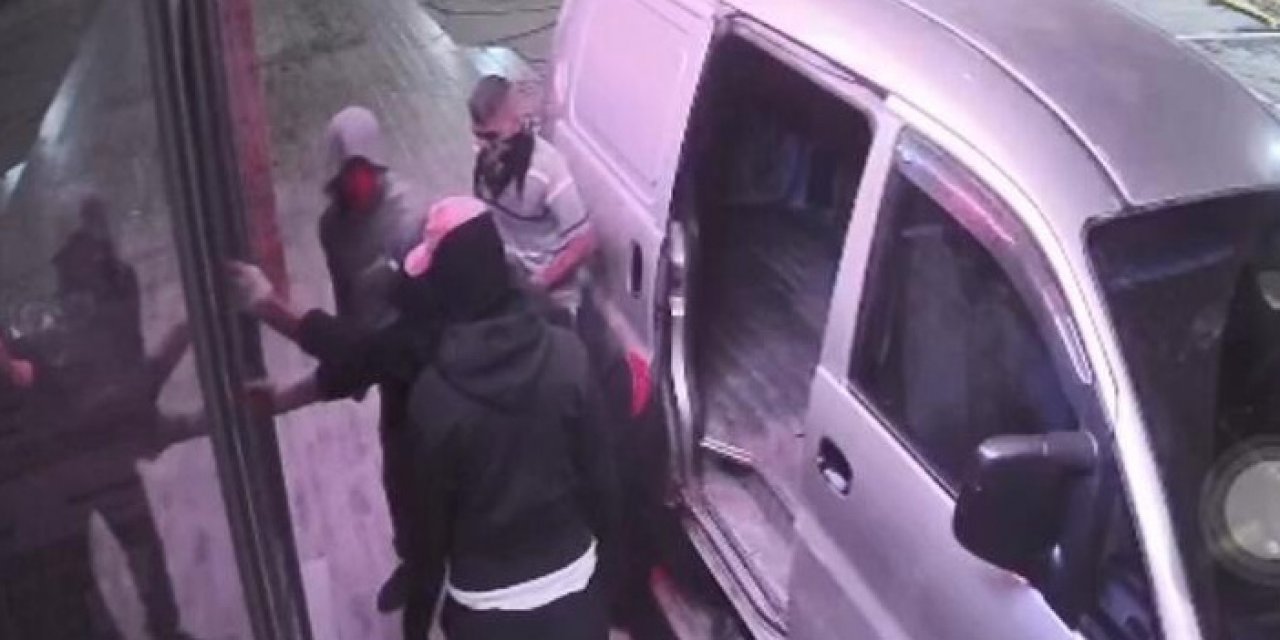 Levye ile açamadılar arabayla daldılar