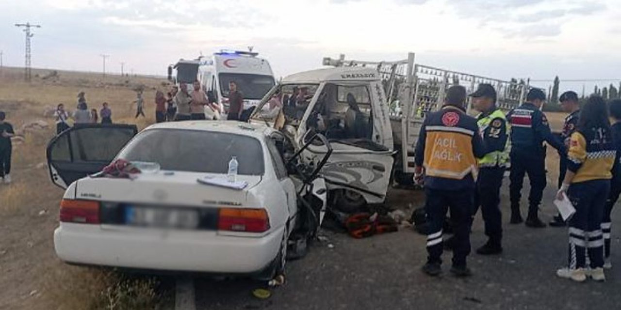 Kamyonet ile otomobil kafa kafaya girdi: 1 ölü, 2 yaralı