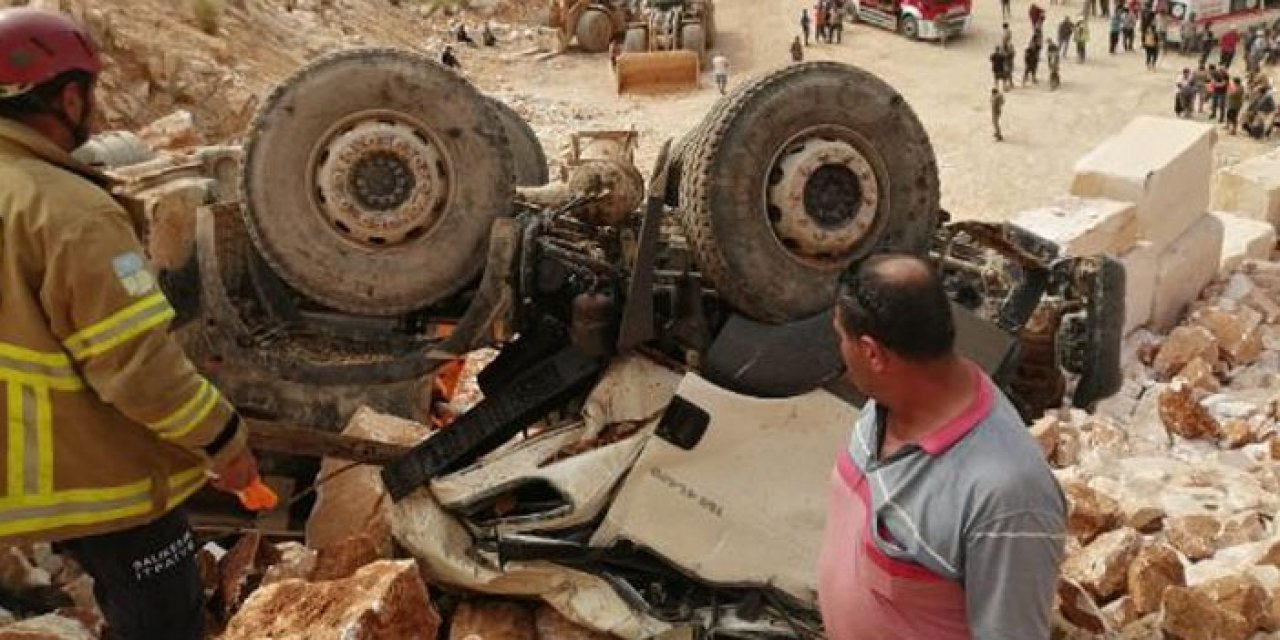 Hafriyat kamyonu uçuruma devrildi: 2 ölü