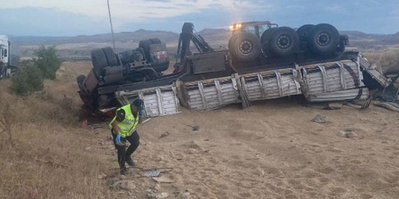 Virajı alamayan TIR devrildi: 1 ölü, 1 yaralı