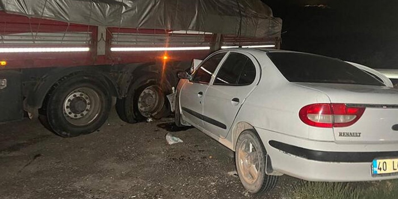 Otomobil TIR'a çarptı: 2 ölü 2 yaralı