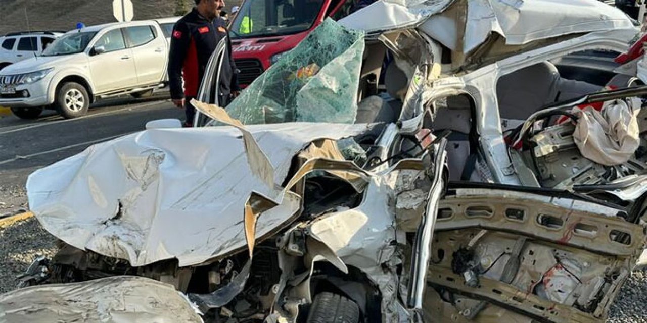 Kamyon ile otomobil çarpıştı: 2 ölü 2 yaralı