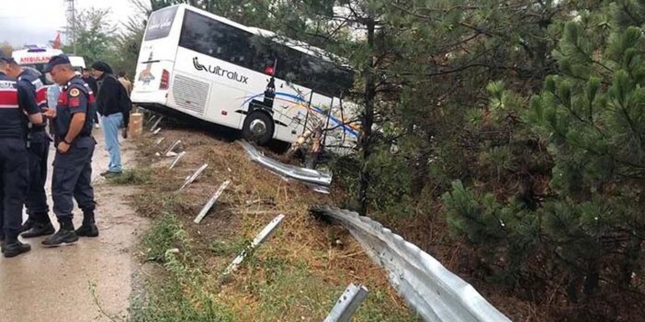 Otobüs yağış nedeniyle yoldan çıktı: 2 yaralı