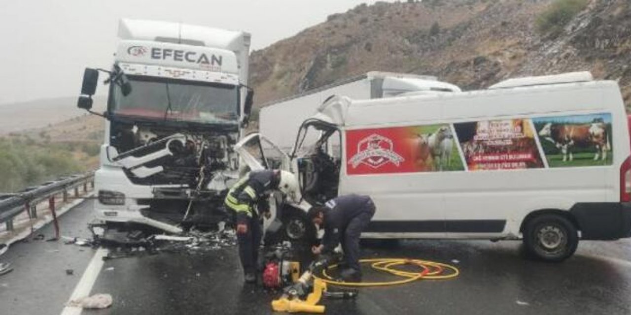 Minibüs ile TIR çarpıştı: 1 ölü 2 ağır yaralı