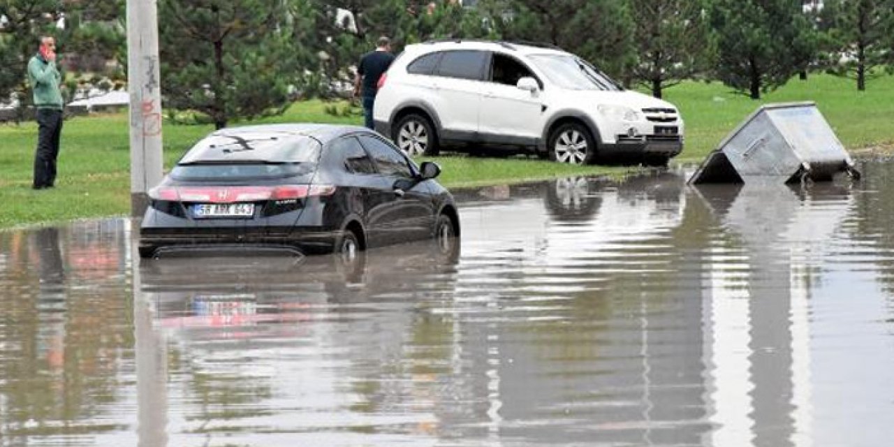 Sivas'ta sağanak: Evleri su bastı