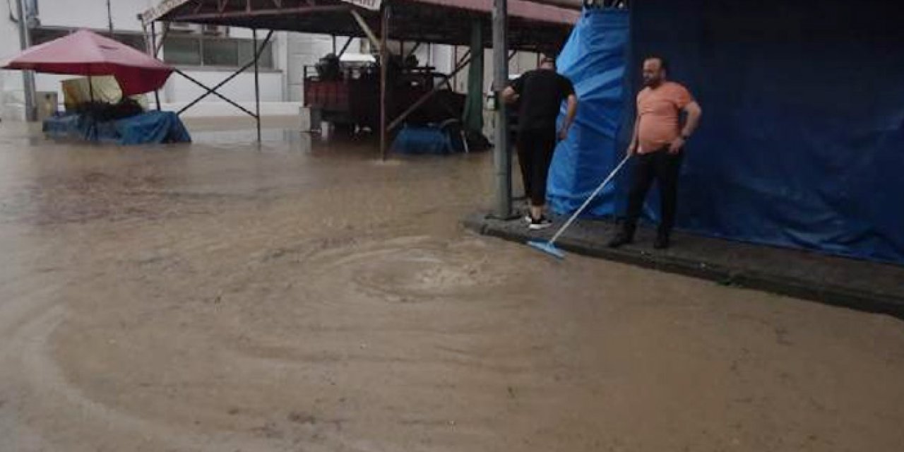 Trabzon’da sağanak; yollar göle döndü