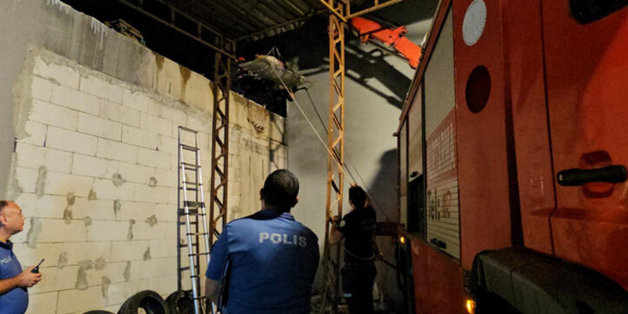 4 metreden terasa düştü; vinç yardımıyla kurtarıldı