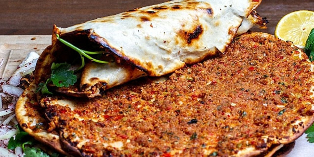 Tıpkı lahmacun ustalarının yaptığı gibi: Evde çıtır çıtır lahmacun tarifi