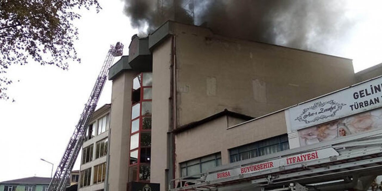 Mağazanın çatısındaki yangın yandaki işletmeye sıçradı