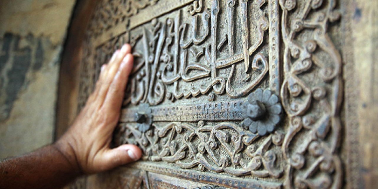 İbn-i Neccar Camisi 66 yıllık kapısıyla dikkat çekiyor