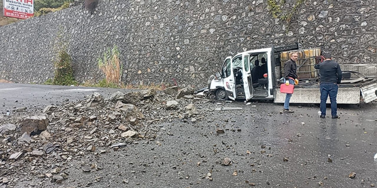 Zonguldak’ta feci olay! Dağdan kopan kayalar kamyonete düştü!