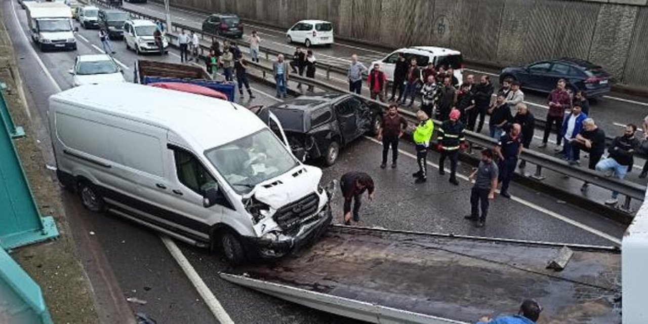 Kocaeli'de 7 aracın karıştığı zincirleme kazada yol kapandı