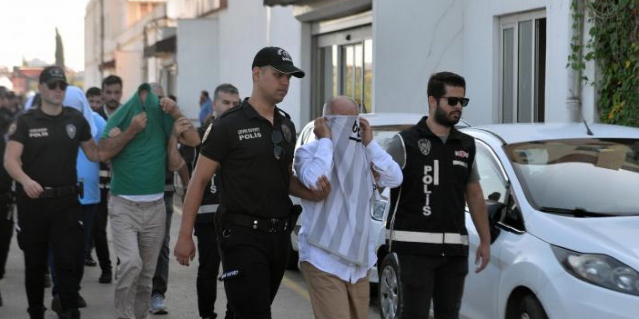 Adana’daki 2 belediyeye rüşvet: 32 şüpheli adliyede