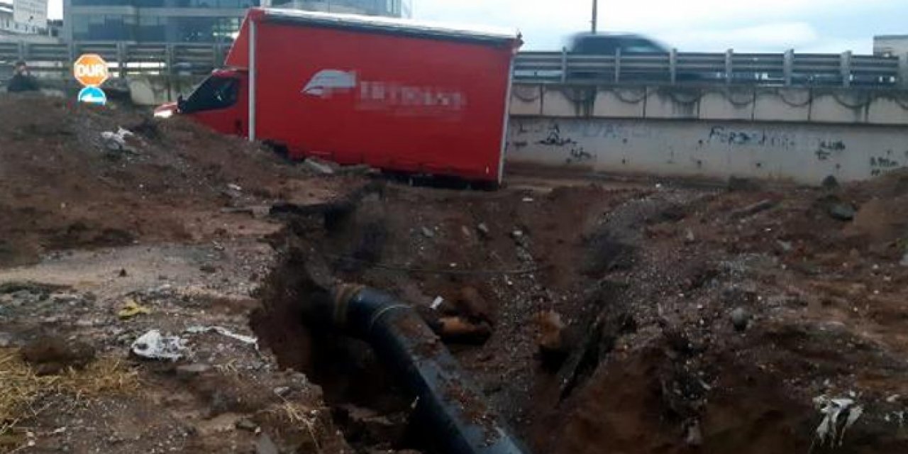 Kocaeli'de sağanak sebebiyle yol çöktü