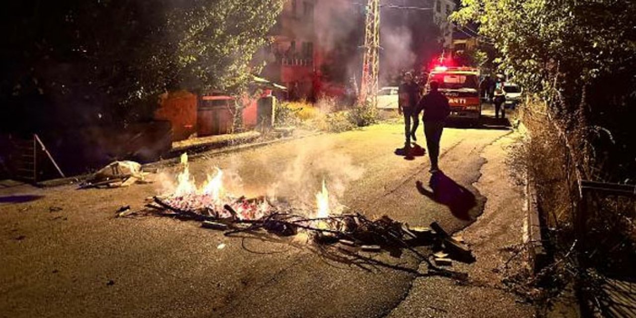 Elektrik kesintisine sinirlendi: Ateş yakarak yolu kapattı