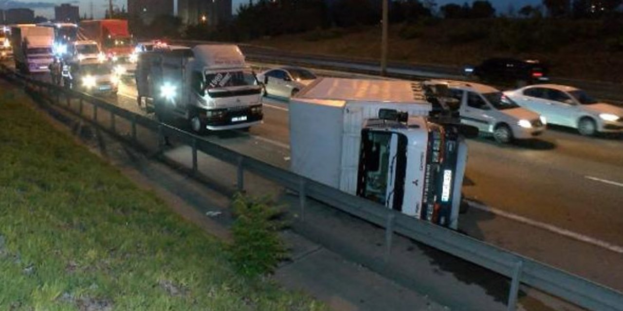 İstanbul’da meyve yüklü kamyonet devrildi: 1 yaralı