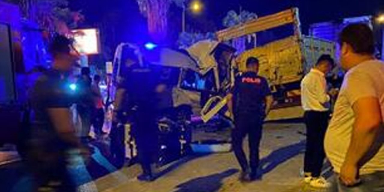 Tur minibüsü ve kamyon çarpıştı: 1 ölü 11 yaralı