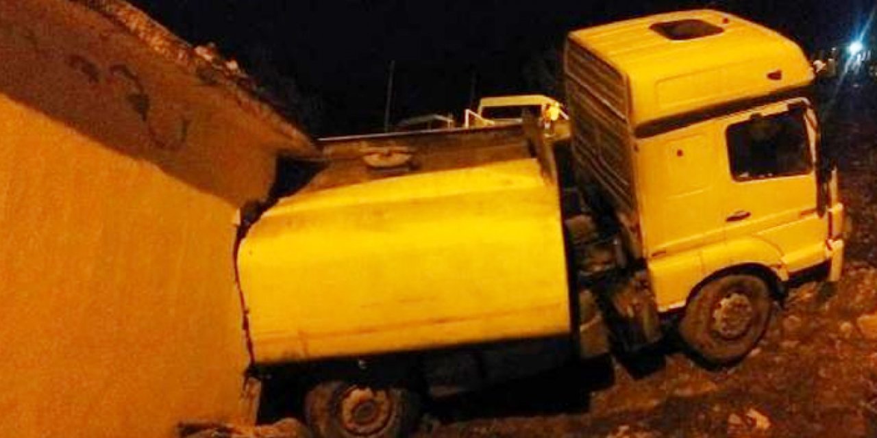 Siirt'te TIR müstakil evin üzerine devrildi: 2 yaralı