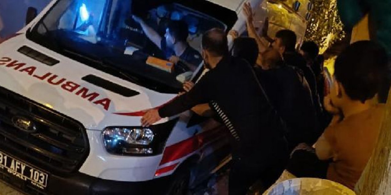 Çukura saplanan ambulansı vatandaşlar kurtardı