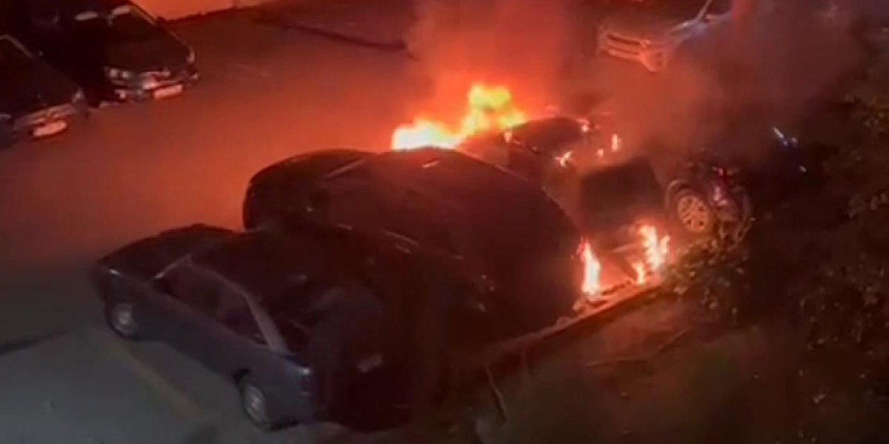 Açık otoparktaki 3 araç alev alev yandı