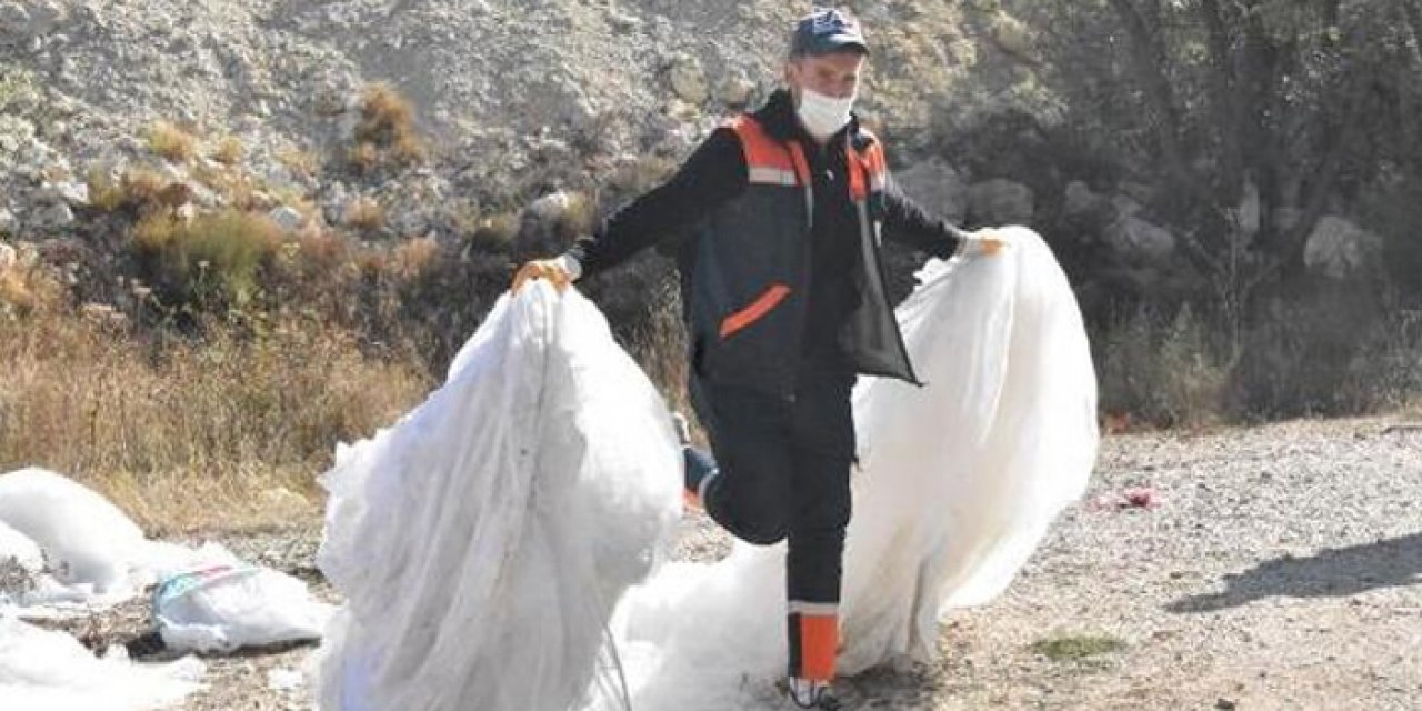 Dere kenarında bulunan gelinlikler geri dönüşümde