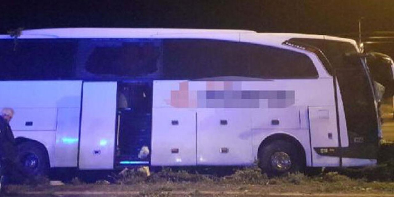 Otobüs direğe çarptı: 15 yaralı