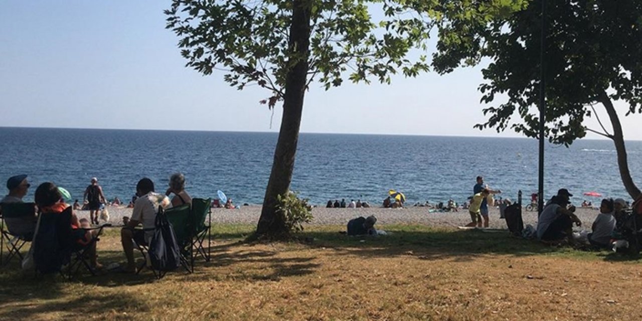 Antalyalılar sıcak havayı görünce sahile akın etti