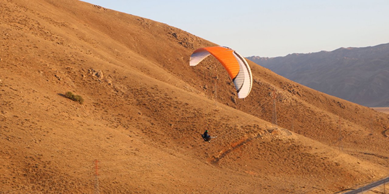 Hakkari'nin terörden temizlenen dağlarında yamaç paraşütü yapılıyor