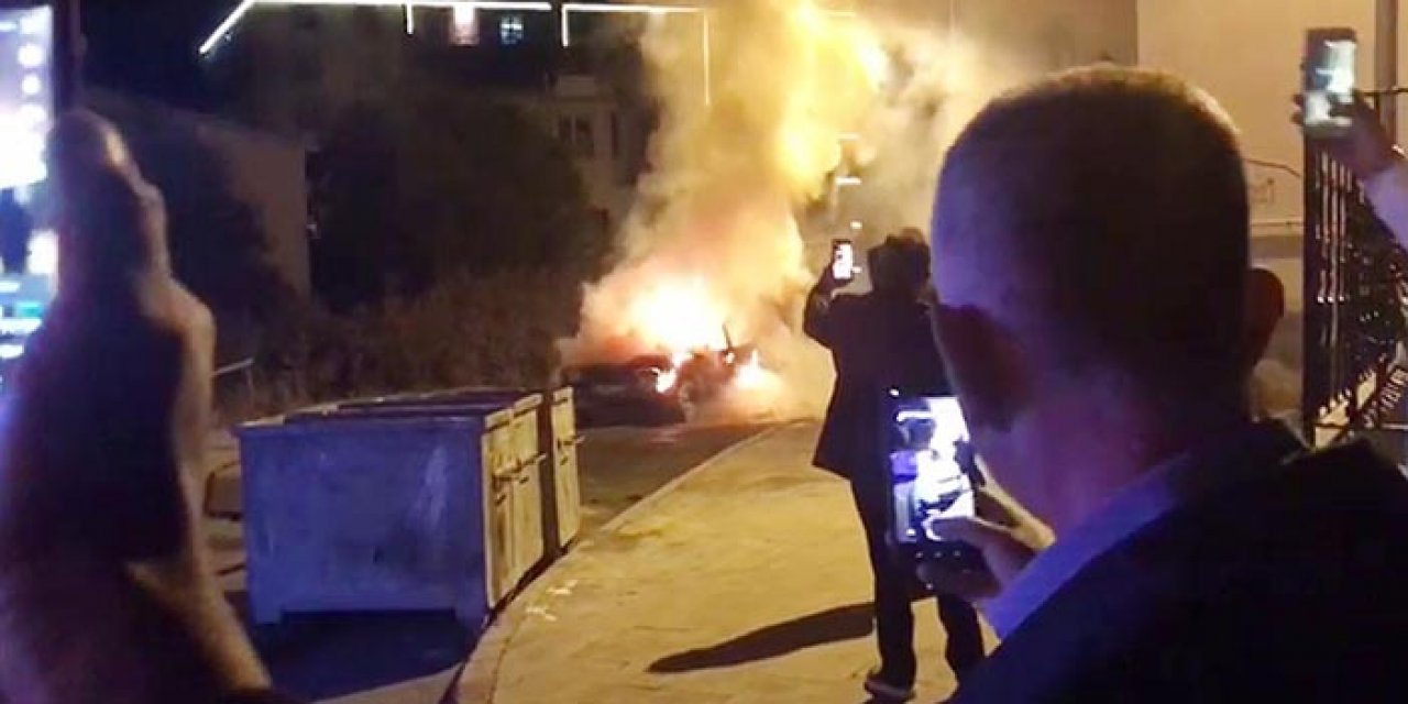 Alev alev yanan otomobili görüntülemeye çalıştılar