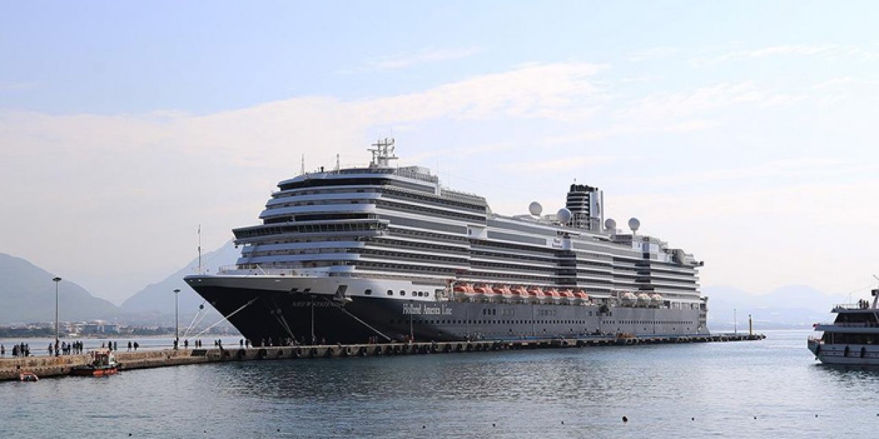 İsrail'den ayrılan dev turist gemisi Alanya'ya geldi