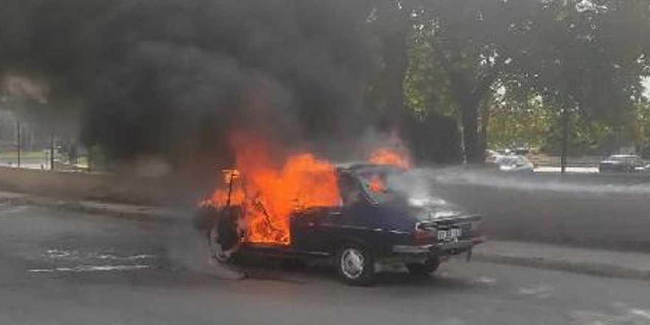 Elazığ’da seyir halindeki otomobil alev alev yandı