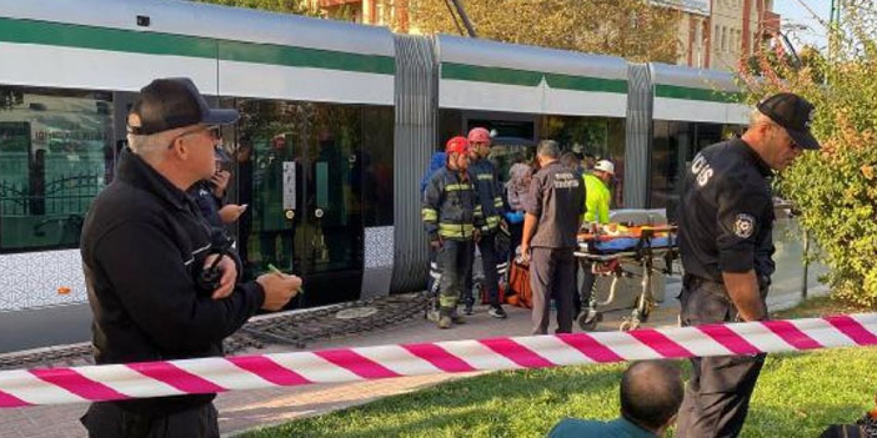 Tramvay ve kaldırım arasında sıkışan kadın feci şekilde can verdi
