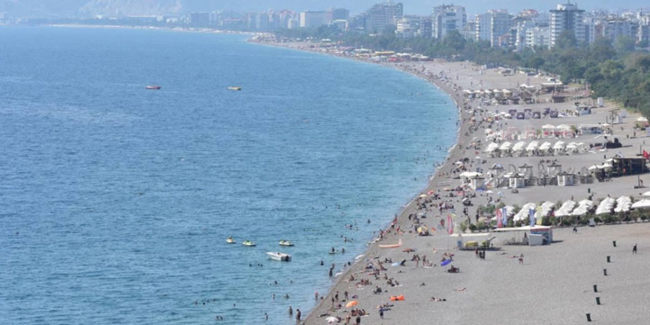 Antalya’da sahil kalabalığı sürüyor