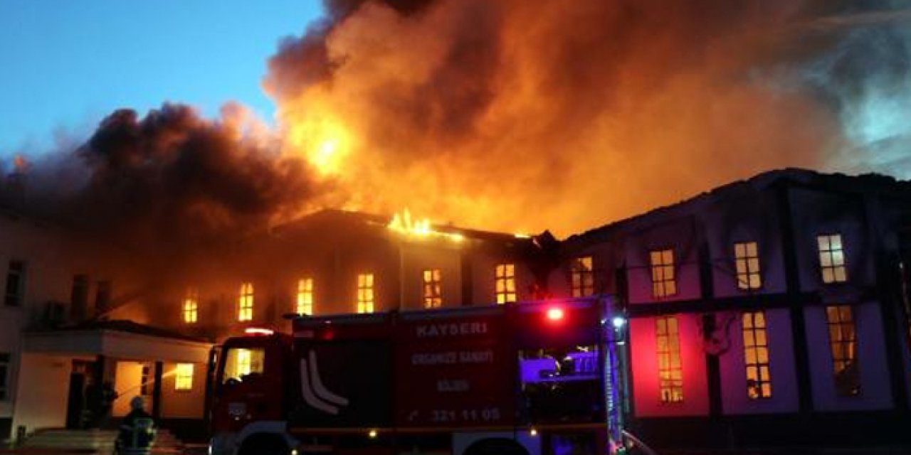 Kayseri'de mobilya fabrikası alev alev yandı