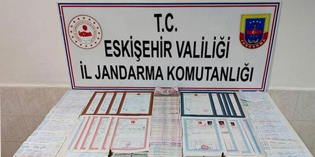 2 tefecinin evinden 59 senet ve 20 tapu bulundu