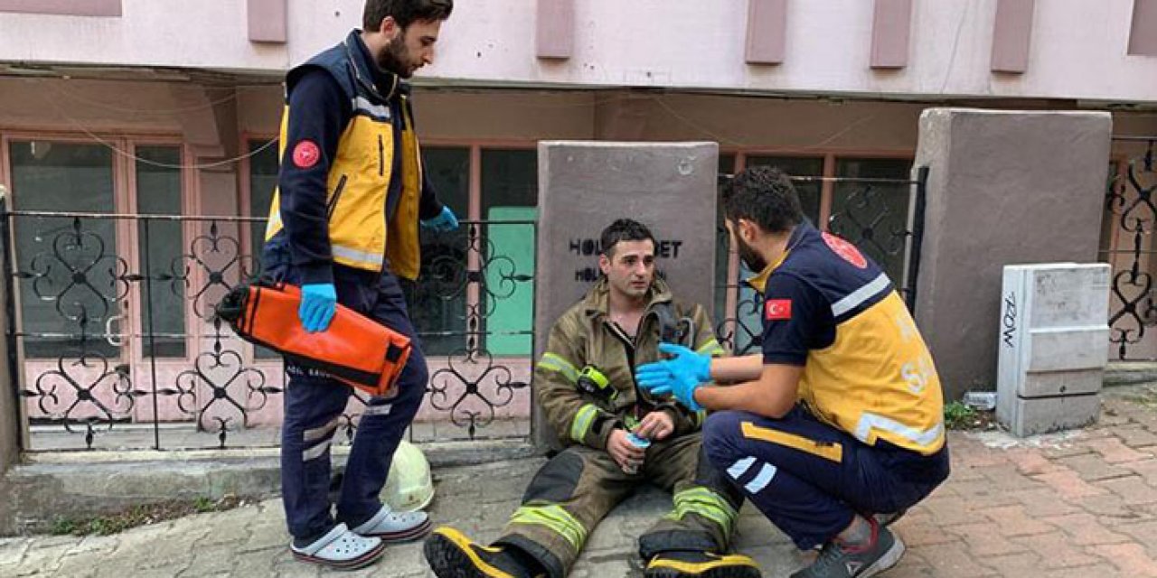 Eyüpsultan'da yangın; 2 itfaiyeci dumandan etkilendi