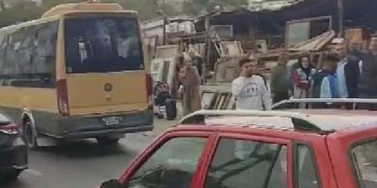 Kapısı açık giden minibüsten yolcu düştü: Panik anları kamerada