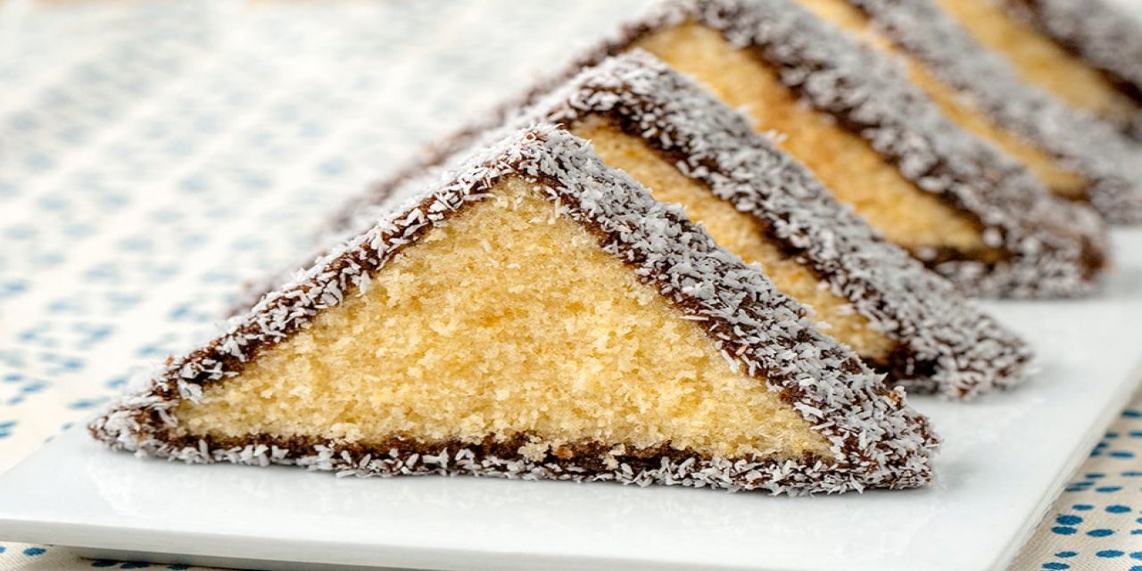 Yumuşacık Keki ve Hafif Çikolata Tadıyla Çay Saatlerinin Vazgeçilmezi: İngiliz Keki