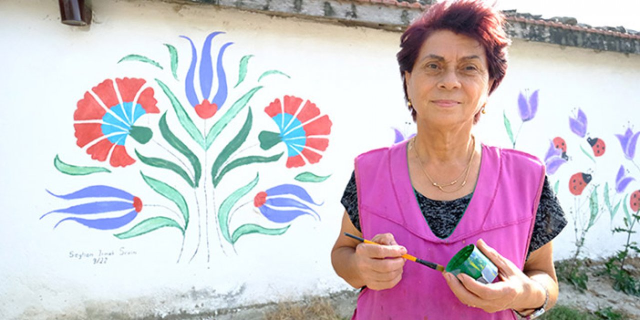 Duvarları tuval yapan kadın köyü rengarenk yaptı