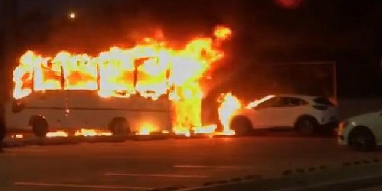 İspark'a ait otoparkta bulunan midibüs alev topuna döndü