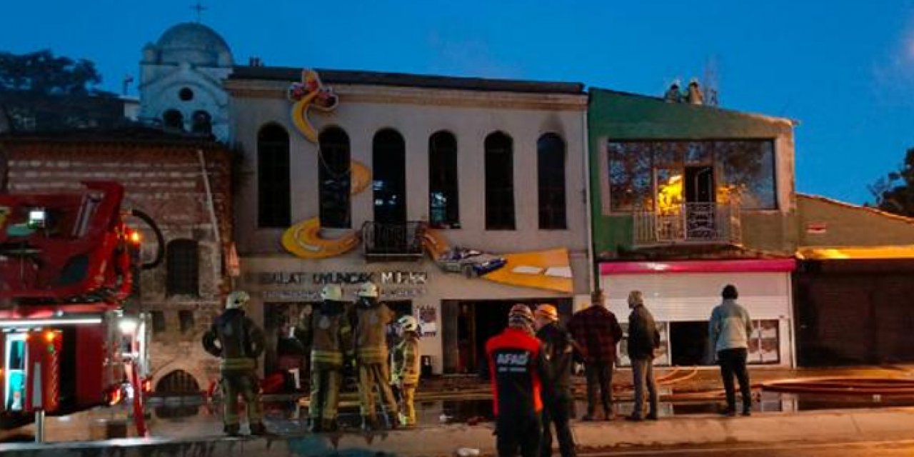 Tarihi oyuncak müzesi alevlere teslim