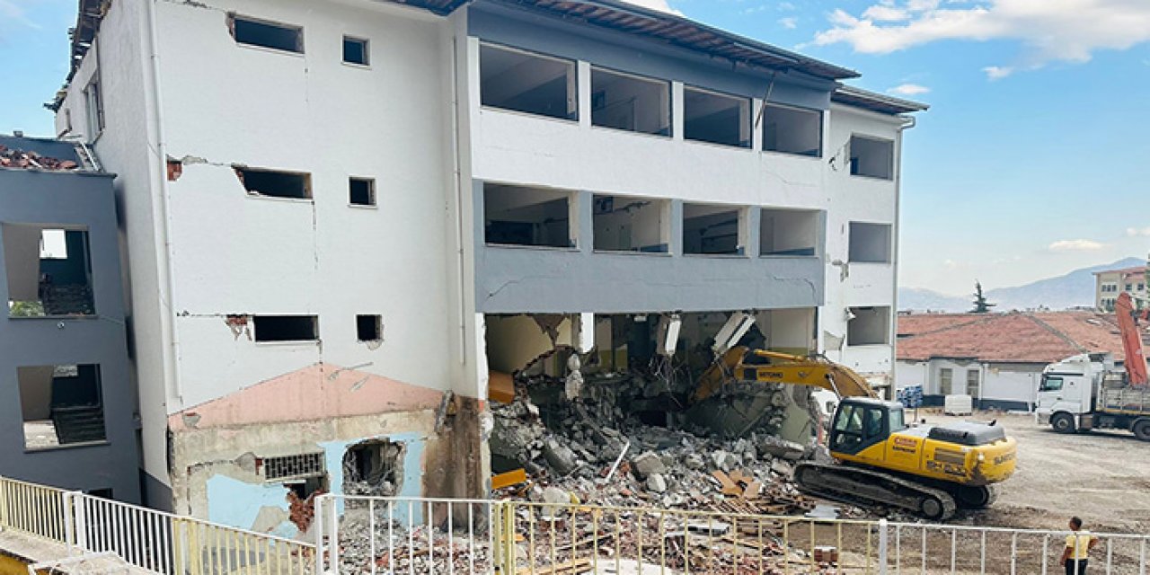 Yıkım esnasında 4 katlı okul çöktü