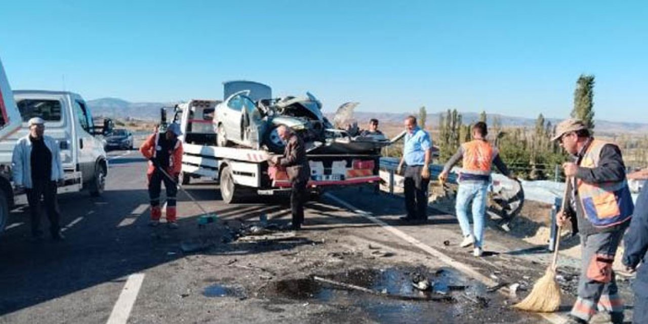 Çorum'da 2 otomobil kafa kafaya girdi: 1 ölü, 2 yaralı