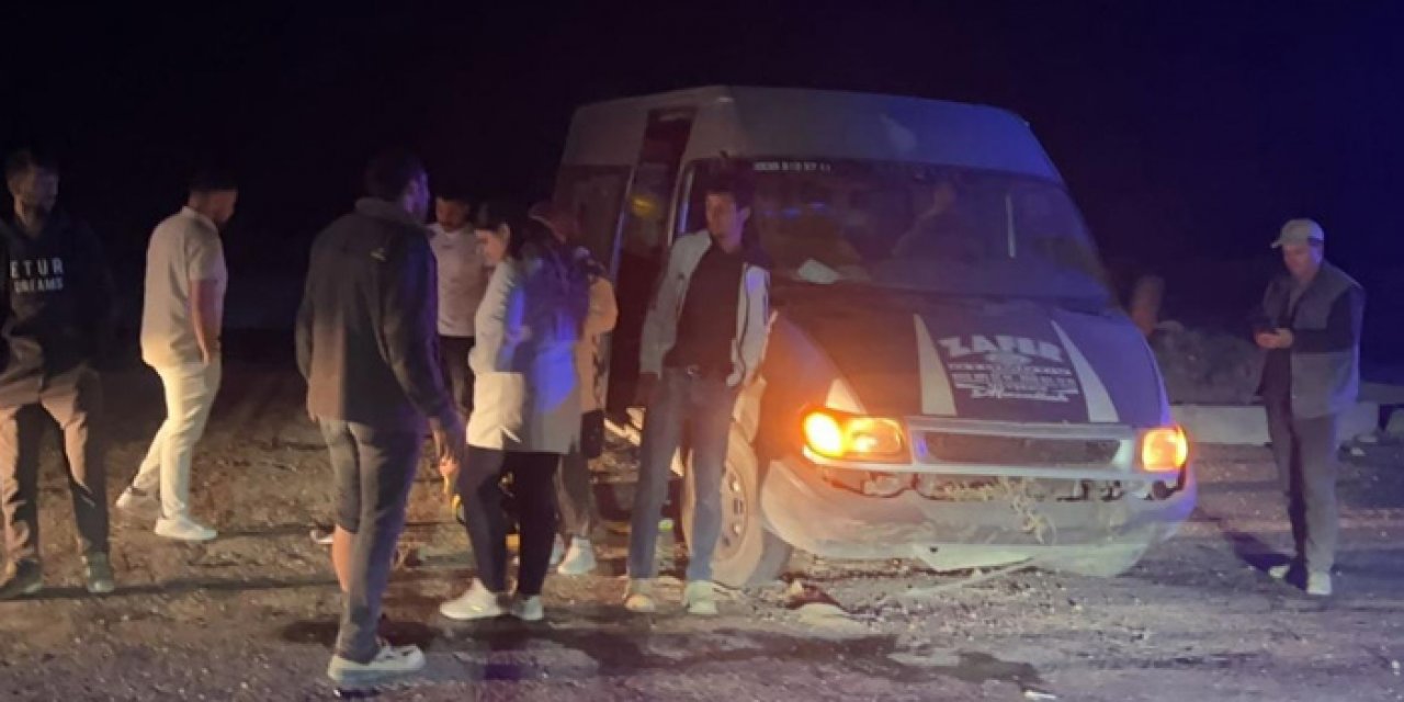 Nevşehir'de işçi minibüsü refüje çarptı: 7 yaralı