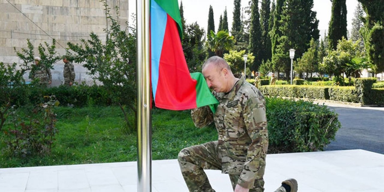 Aliyev Azerbaycan bayrağını göndere çekti