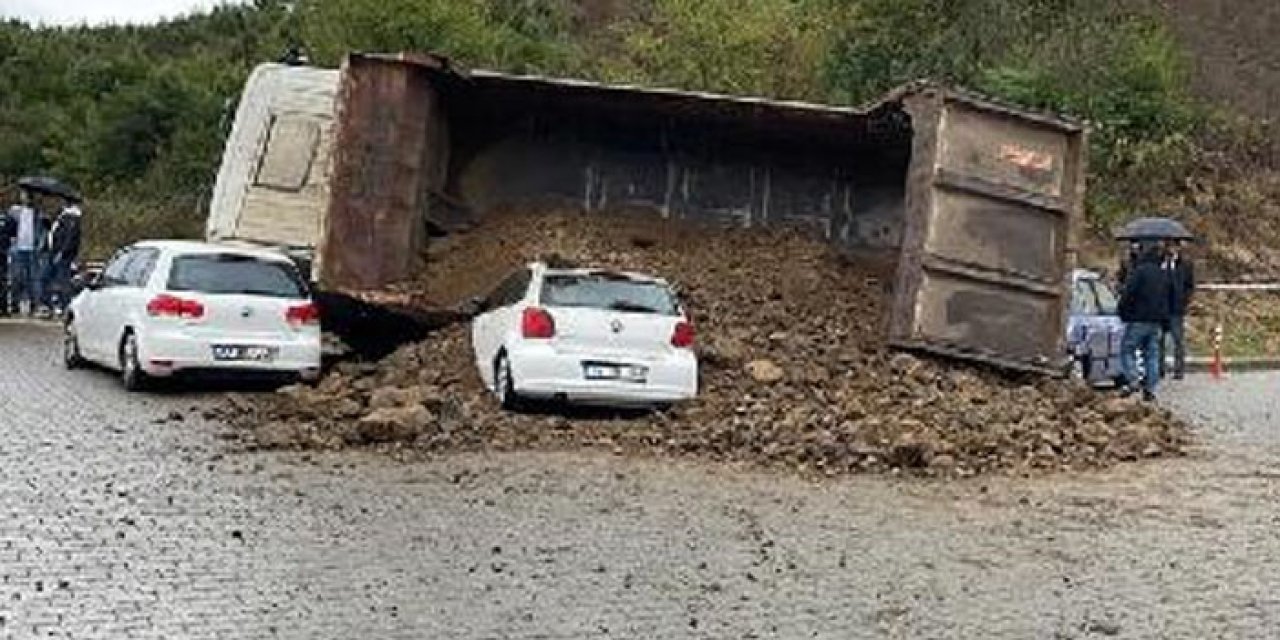 Hafriyat kamyonu kontrolden çıktı: 5 otomobil kullanılamaz hale geldi