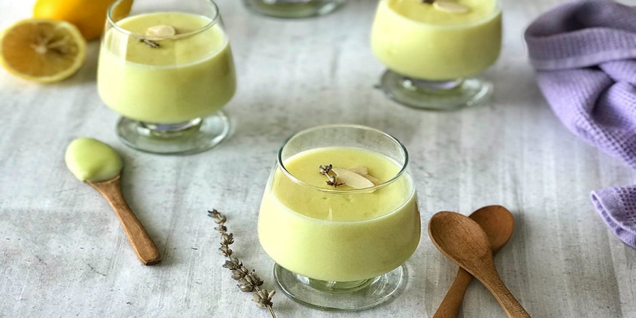 Tam Mevsiminde Mutlaka Deneyin! 10 Dakikada Limonlu Muhallebi Tarifi...